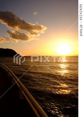 海岸の夕日  ・片瀬海岸 48142699