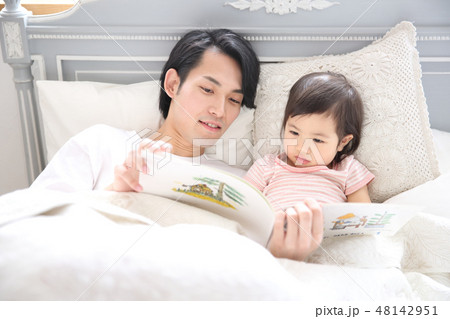 絵本を読むパパ 48142951