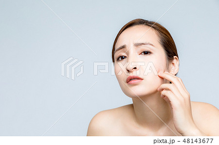 肌を気にする女性 肌を気にする女性 48143677