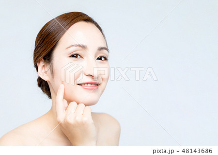 お肌をチェックする女性 お肌をチェックする女性 48143686