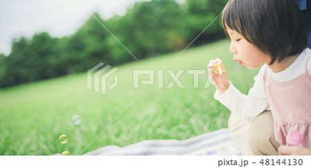 公園　子供　女の子 48144130