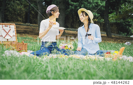 ピクニック　女性　友達 48144262