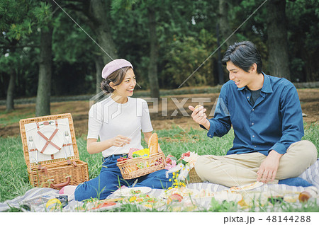 ピクニック カップル 夫婦の写真素材 ピクニック カップル 夫婦の写真素材