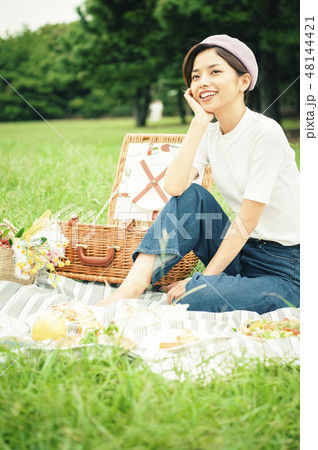 公園　子供　女の子 48144421