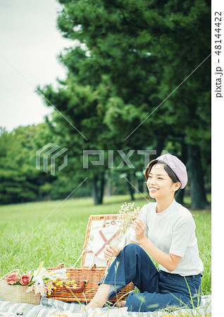 公園　子供　女の子 48144422