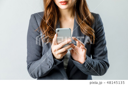 スマホを持つ女性 スマホを持つ女性 48145135