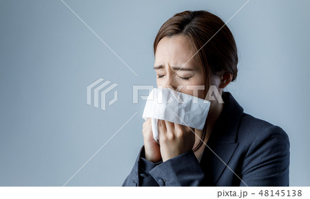 鼻をかむ女性 48145138