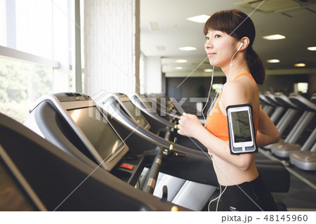 スポーツクラブに通う若い女性 48145960