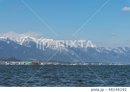 雪景色の比良山系と琵琶湖大橋 雪景色の比良山系と琵琶湖大橋 48146192