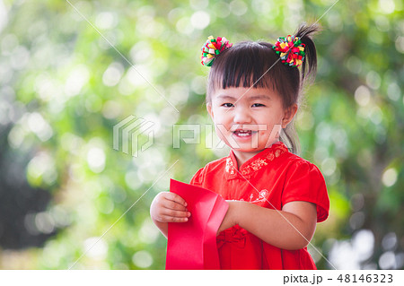 asian girl smiling and get money in red envelope 48146323
