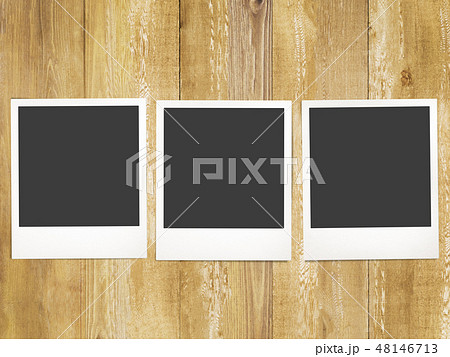 テンプレート ポラロイド フレーム 木目のイラスト素材