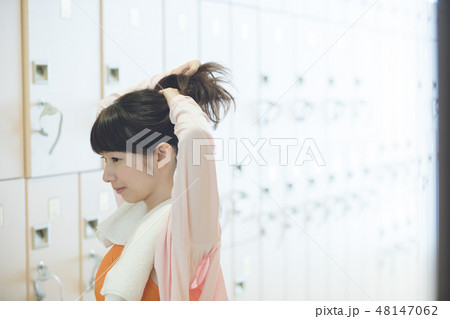 スポーツクラブ　更衣室　若い女性 48147062