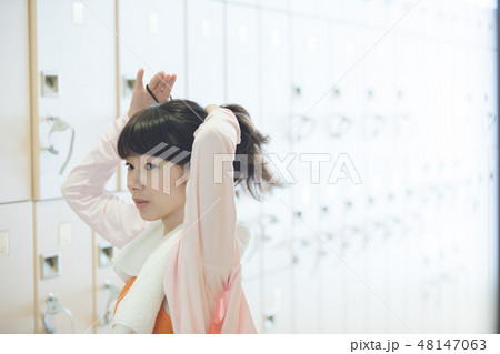 スポーツクラブ　更衣室　若い女性 48147063