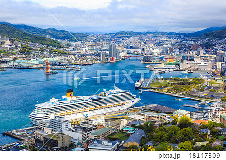 鍋冠山から　客船と長崎港の風景　【長崎県長崎市】 48147309