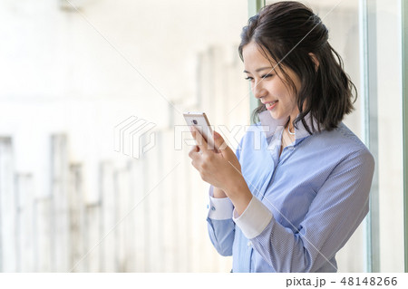 若い女性、ビジネスウーマン、オフィスカジュアル 48148266