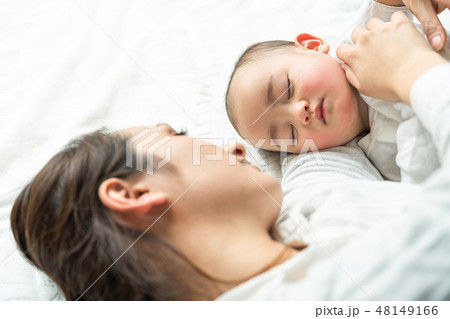 お昼寝する赤ちゃんとママ 48149166