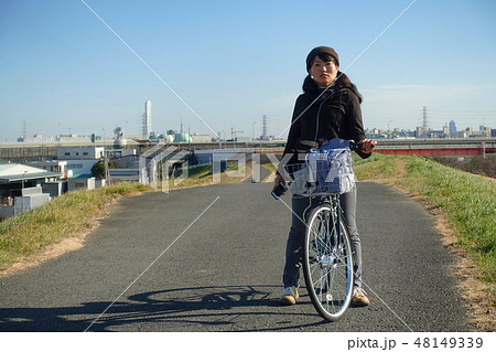 シティサイクルに乗る女性 シティサイクルに乗る女性 48149339
