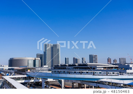 豊洲市場 水産仲卸売場棟から見る市場前駅と青果棟 豊洲市場 水産仲卸売場棟から見る市場前駅と青果棟 48150463