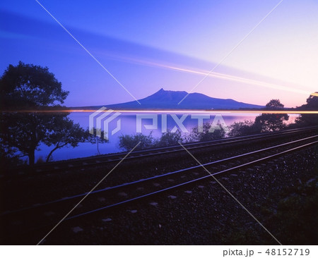 夜明けの北海道七飯町大沼公園の大沼湖畔を走る列車の光跡を撮影 夜明けの北海道七飯町大沼公園の大沼湖畔を走る列車の光跡を撮影 48152719