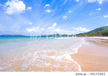 砂浜 ビーチ 空 48153662