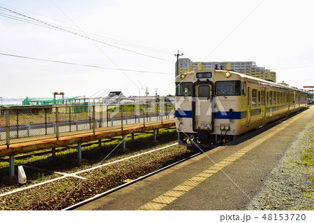 香椎線 西戸崎駅を出発する香椎行き普通列車 香椎線 西戸崎駅を出発する香椎行き普通列車 48153720