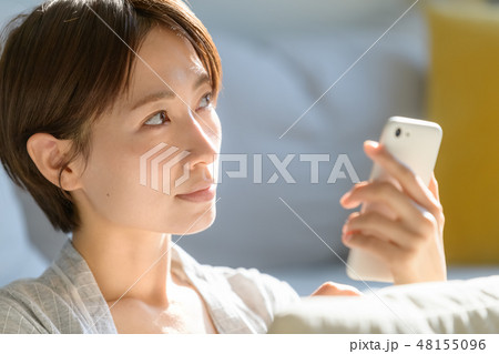 女性 ライフスタイル スマホ 女性 ライフスタイル スマホ 48155096