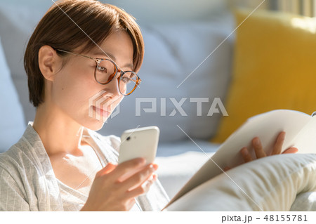 女性　ライフスタイル　ネットショッピング 48155781