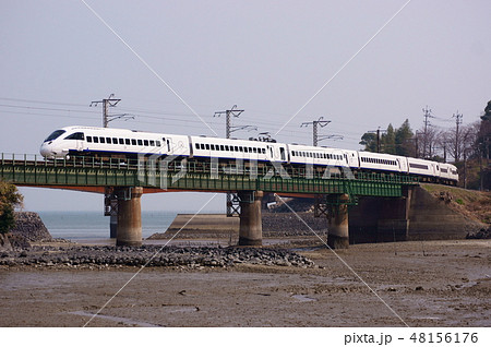 潮の引いた有明海沿いを走る885系・白いかもめ 潮の引いた有明海沿いを走る885系・白いかもめ 48156176
