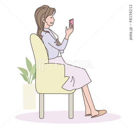 ソファでスマホを見る女性 ソファでスマホを見る女性 48156212