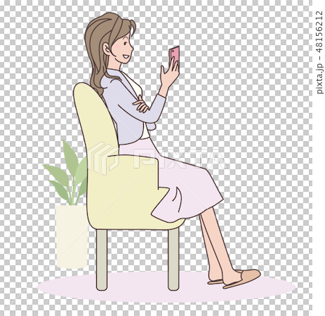 ソファでスマホを見る女性 ソファでスマホを見る女性 48156212