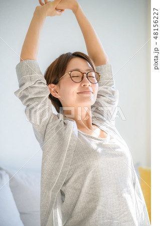 女性　ライフスタイル　ストレッチ 48156227