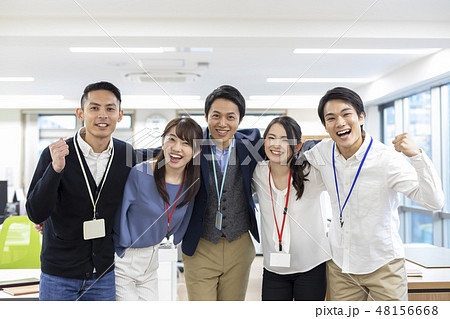 ビジネスチーム 団結 笑顔 ビジネスチーム 団結 笑顔 48156668