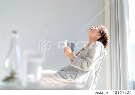 女性　ライフスタイル　リラックス　スマホ 48157226