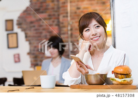 カフェ　レストラン　フードコート　若い女性 48157308