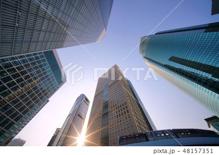 日本の東京都市景観　太陽光と汐留の超高層ビル群やゆりかもめなどを望む 48157351