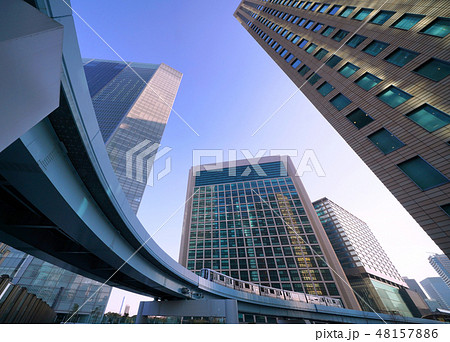 日本の東京都市景観　汐留の超高層ビル群やゆりかもめなどを望む 48157886