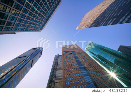 日本の東京都市景観　太陽光を反射する汐留の超高層ビル群などを望む 48158235