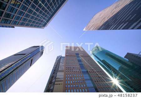 日本の東京都市景観 太陽光を反射する汐留の超高層ビル群などを望む 日本の東京都市景観 太陽光を反射する汐留の超高層ビル群などを望む 48158237