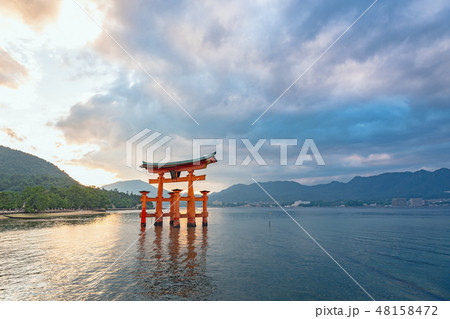 日本三景 安芸の宮島の美しい夕景 日本三景 安芸の宮島の美しい夕景 48158472
