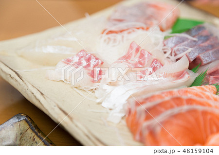 刺身の盛り合わせ(鯛にアップ） 48159104