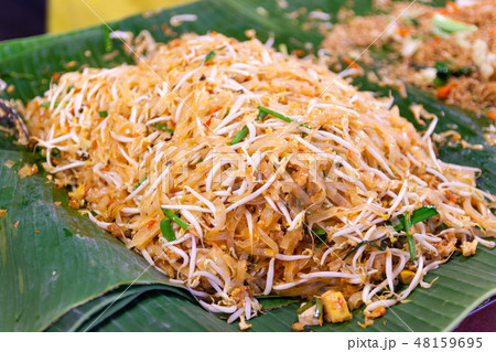 cooking Pad Thai noodles 48159695