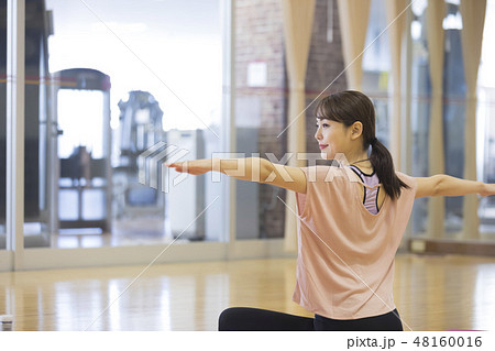 女性　ヨガ 48160016