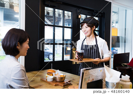 カフェ カフェバー 飲食店 店員 若い女性 カフェ カフェバー 飲食店 店員 若い女性 48160140