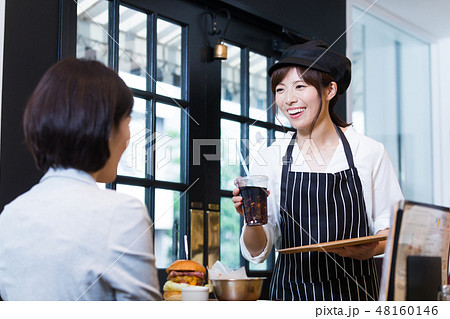 カフェ カフェバー 飲食店 店員 若い女性の写真素材
