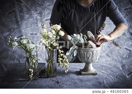 フラワーアレンジメントとする女性 48160365