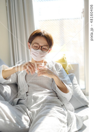 女性　マスク　病気　クスリ 48160406