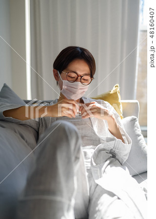 女性　マスク　病気　クスリ 48160407