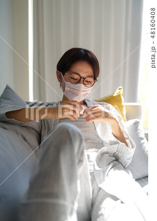 女性　マスク　病気　クスリ 48160408