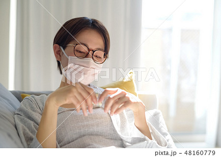 女性　マスク　病気 48160779