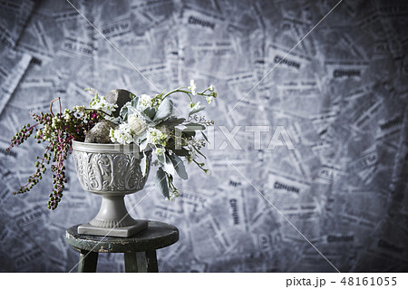 フラワーアレンジメント　グレー背景　コピースペース 48161055